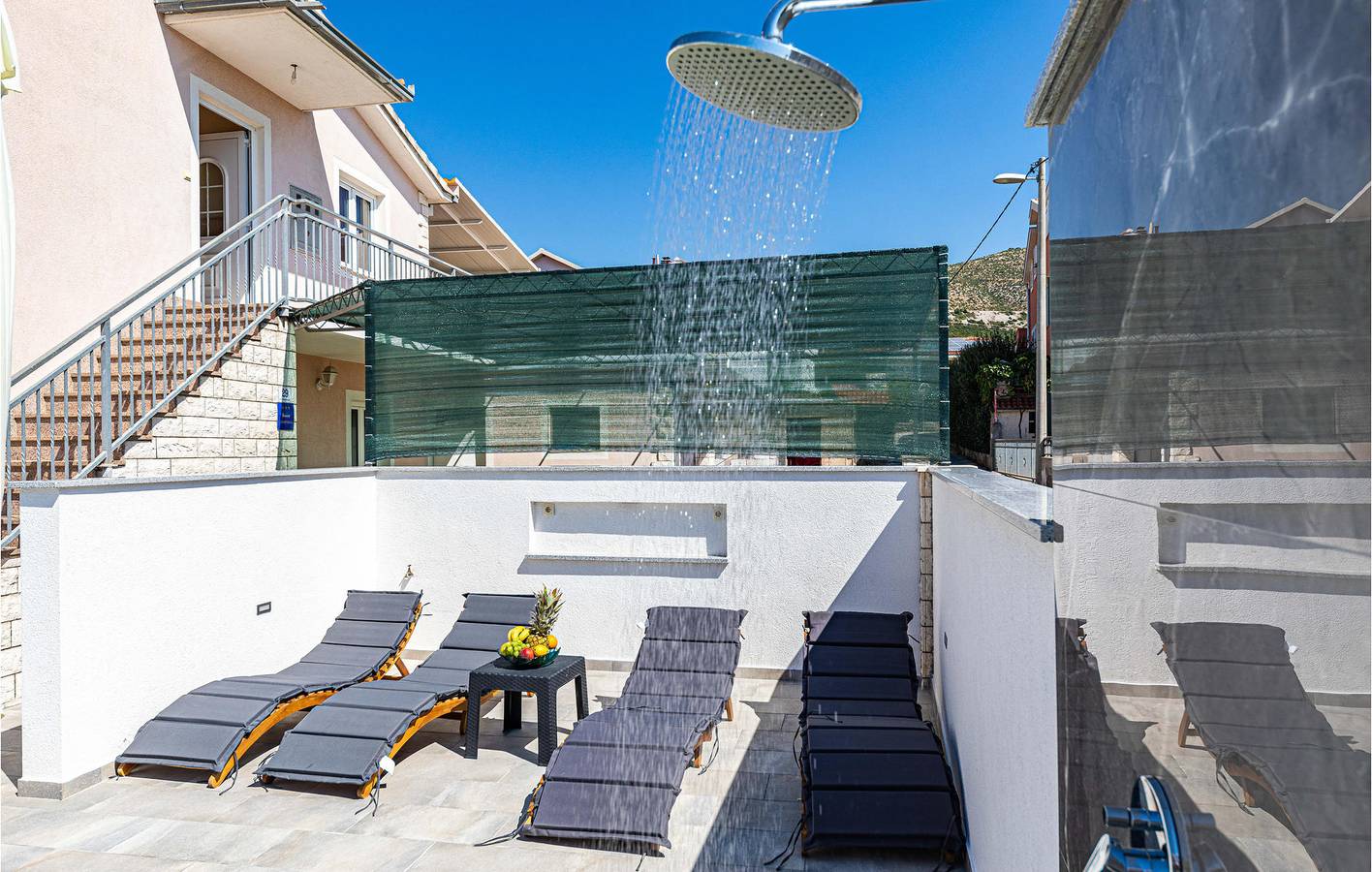 Ganze Ferienwohnung, Urlaub am Meer: Moderne 1-Zimmer-Wohnung mit Pool und Terrasse in Plano (Kroatische Adria), Split-Dalmatien