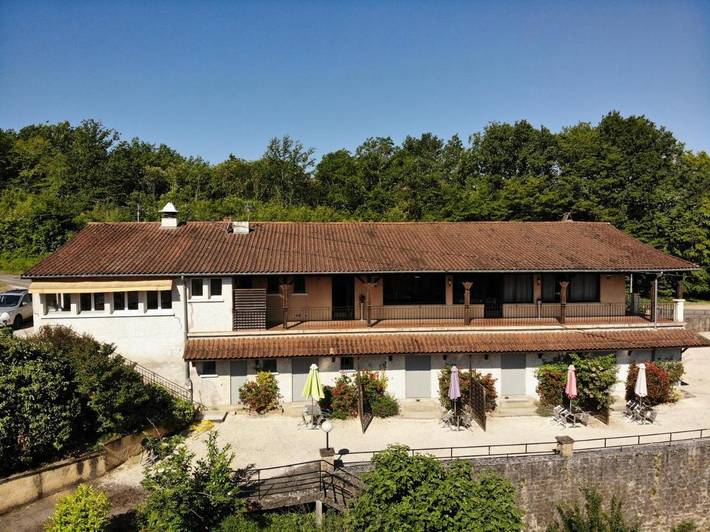 Appartement de vacances pour 2 personnes, avec piscine ainsi que terrasse et jardin, animaux acceptés