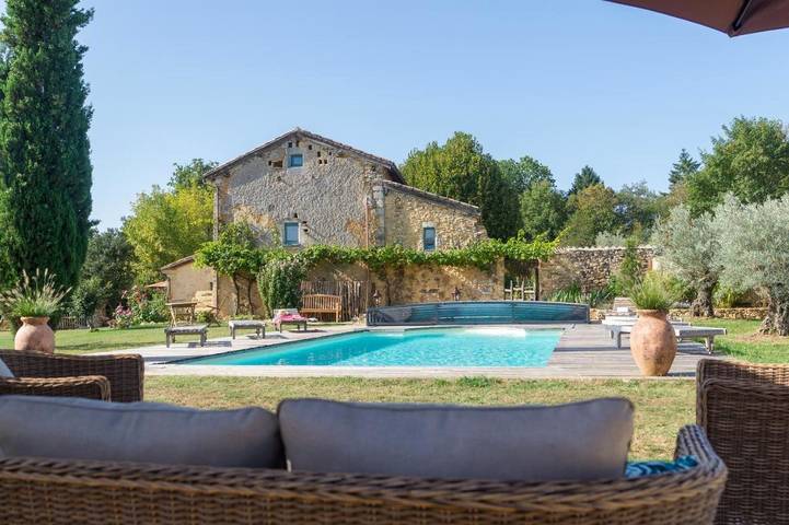 Location de vacances pour 2 personnes, avec Terrasse et Jardin ainsi que Piscine et Vue à Saint-Maime-de-Péreyrol