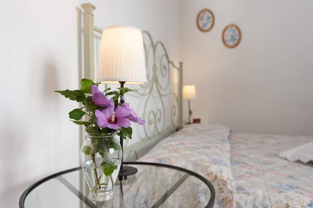 Entire apartment, Charming apartment in country house with shared pool garden with stunning views in Empoli, Florence Province