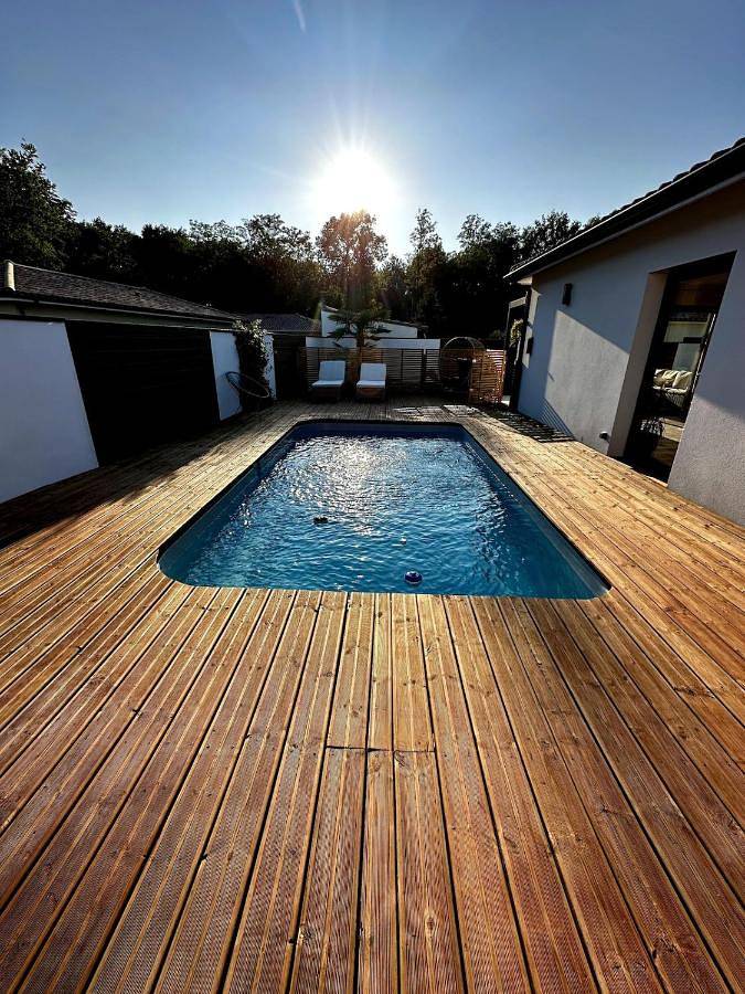 Location de vacances pour 8 personnes, avec vue ainsi que terrasse et piscine à Saint-Selve