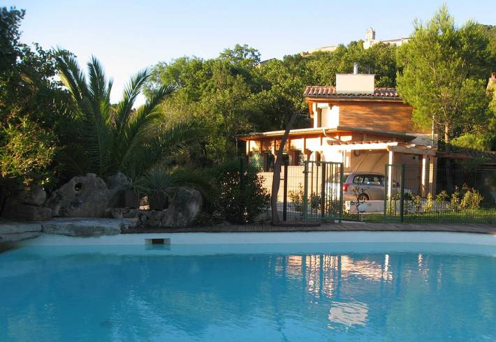 Gîte pour 4 personnes, avec Terrasse ainsi que Jardin et Piscine