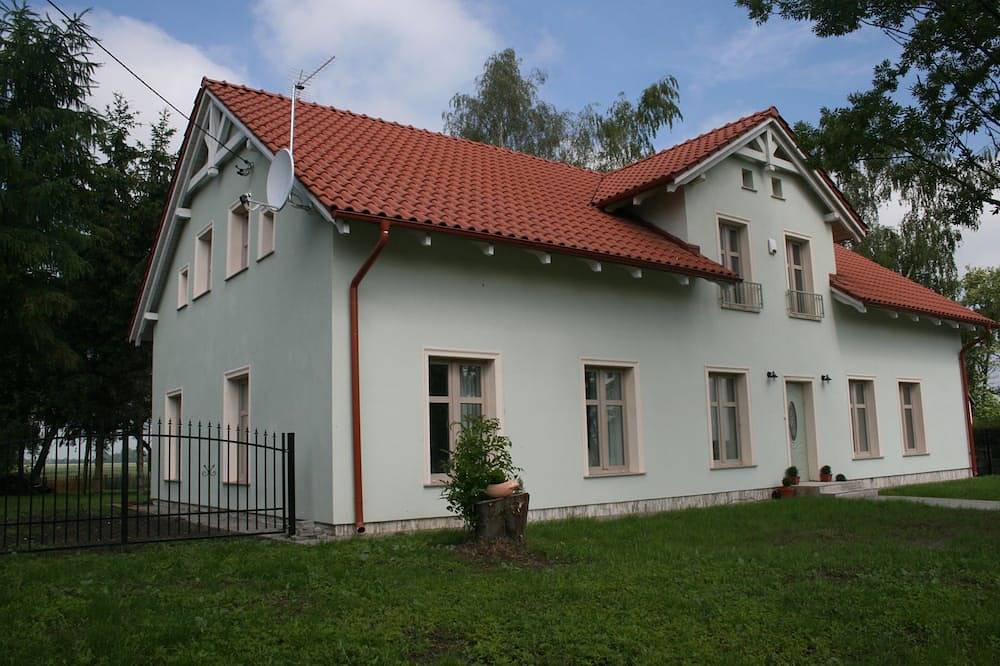Casa, risalente XIX secolo, con il giardino, sauna e jacuzzi, vecchio villaggio polacco in Zatoka Gdańska