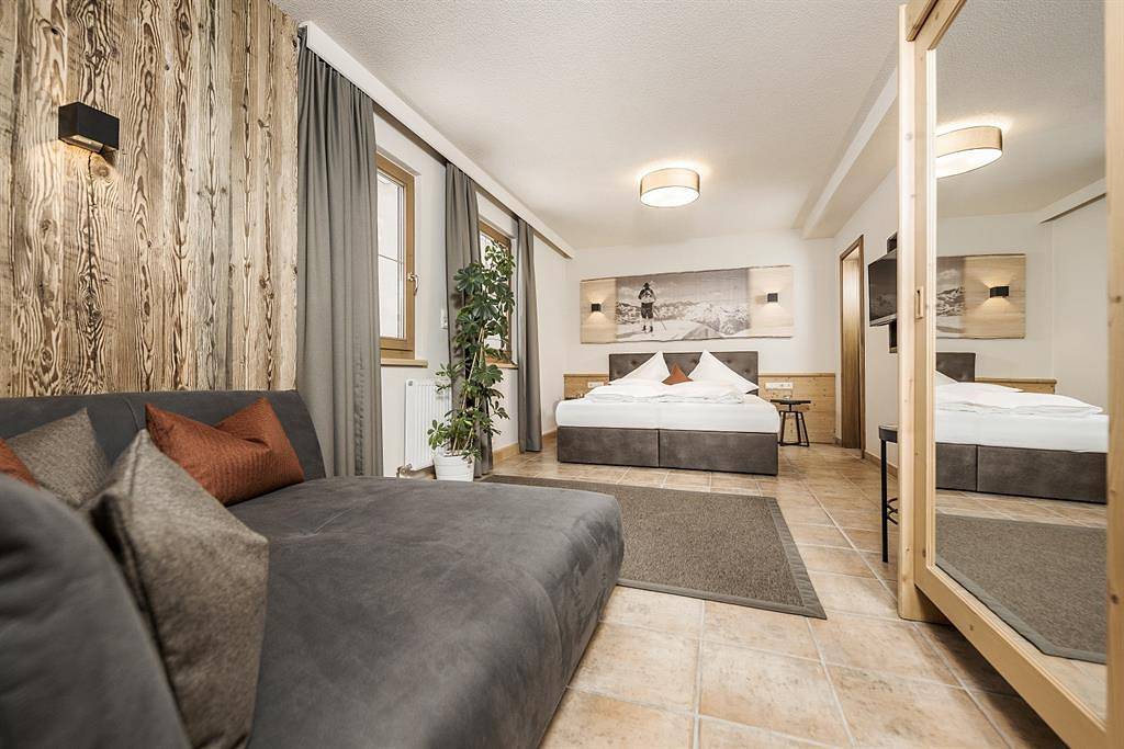 Tweepersoonskamer, douche, Wc, balkon in Hochfügen, Ski-Optimal Hochzillertal