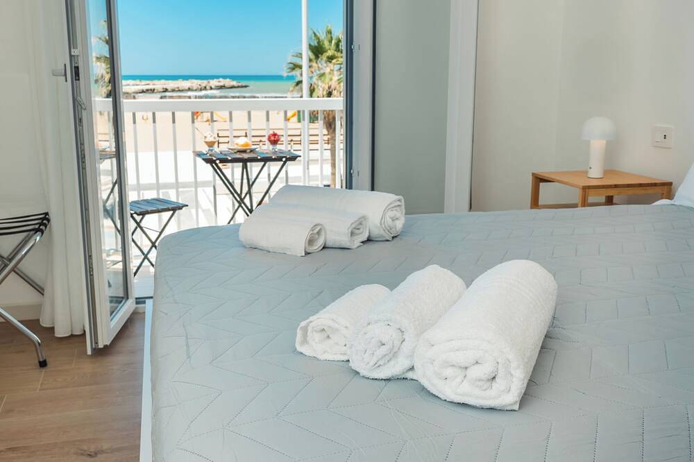 Modern accommodation for those who want comfort, convenience and a postcard view. in Scoglitti, Vittoria
