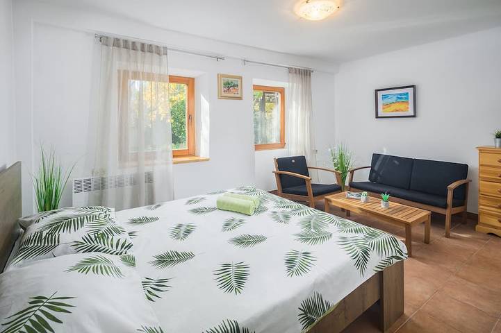 Mediterranes Ferienhaus mit Garten 200 m vom Meer in Medulin City, Medulin