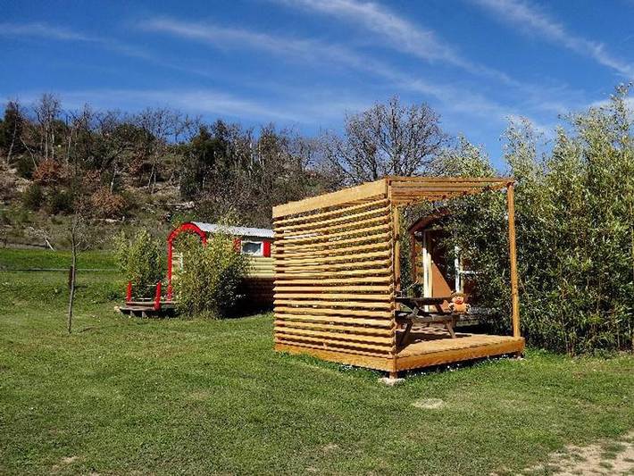Flower Camping La Beaume - Hébergement 3 personnes - Roulotte 21m² 1 chambre + terrasse semi-couverte in Esparron-de-Verdon, Alpes-de-Haute-Provence