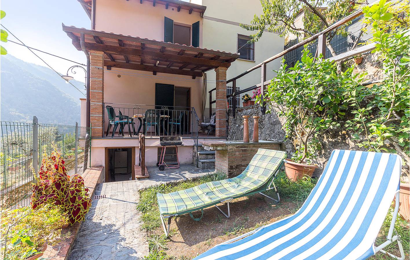 Gezellig uitje met vuurplaats & keuken, 400m naar Osteria in Camaiore, Italiaanse Rivièra