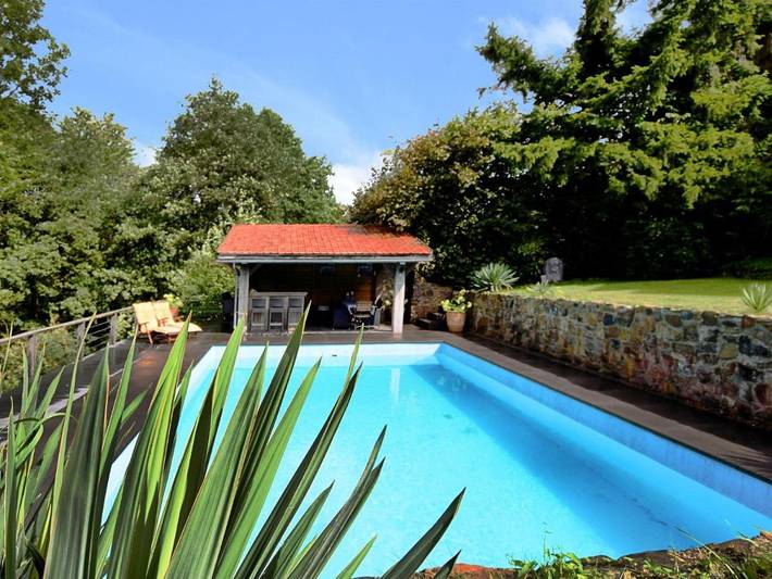 Location de vacances pour 9 personnes, avec jardin et sauna ainsi que terrasse et piscine dans Nonceveux