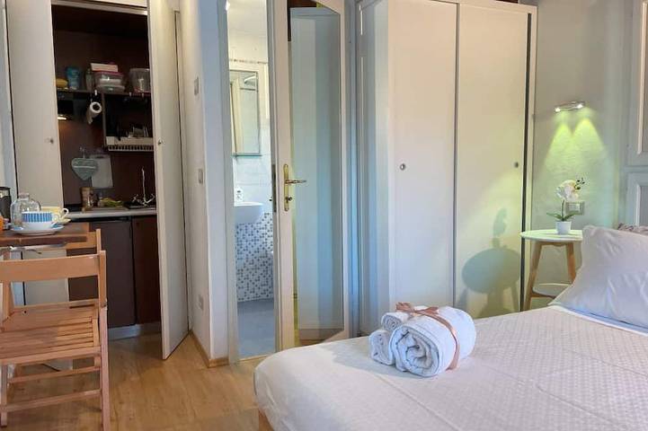 Entire apartment, Accogliente camera e bagno con vista sul giardino di Villa Bottini in Lucca, Lucca Province
