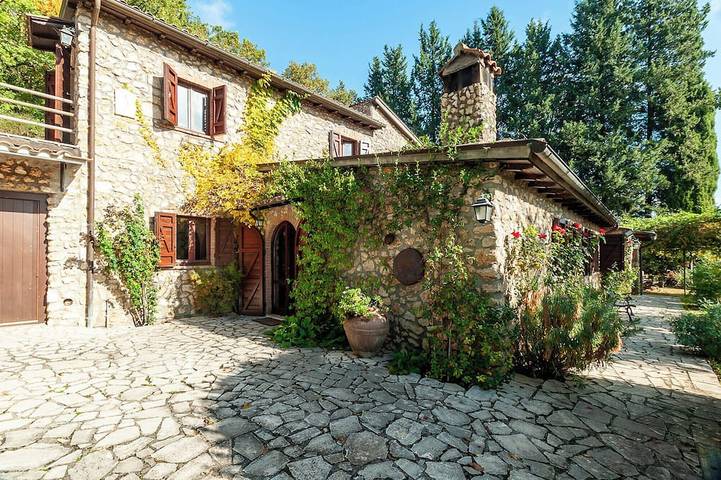 Location de vacances pour 12 personnes, avec jacuzzi et jardin à Giove