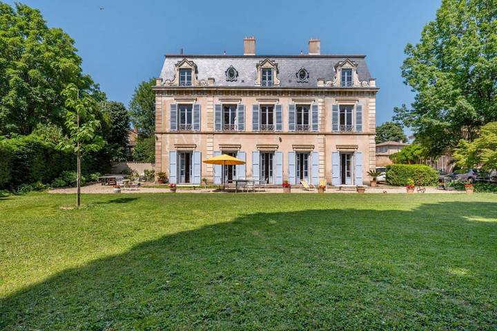 Location de vacances pour 13 personnes, avec Jardin et Piscine à Saint-Cyr-au-Mont-d'Or