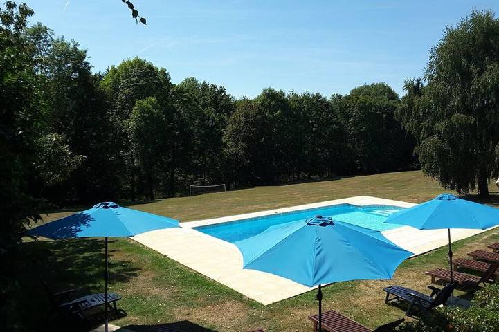 Location de vacances pour 5 personnes, avec Balcon ainsi que Jardin et Piscine à Saint-Barthélemy-de-Bussière