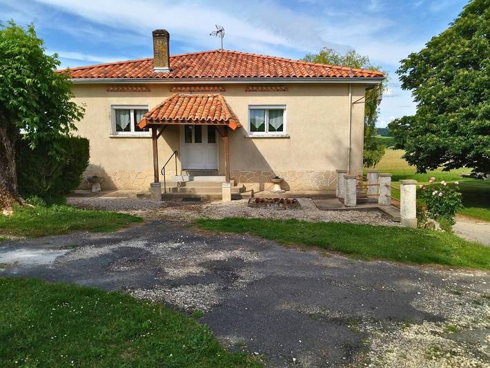 Gîte pour 6 personnes, avec jardin à Blanzaguet-Saint-Cybard