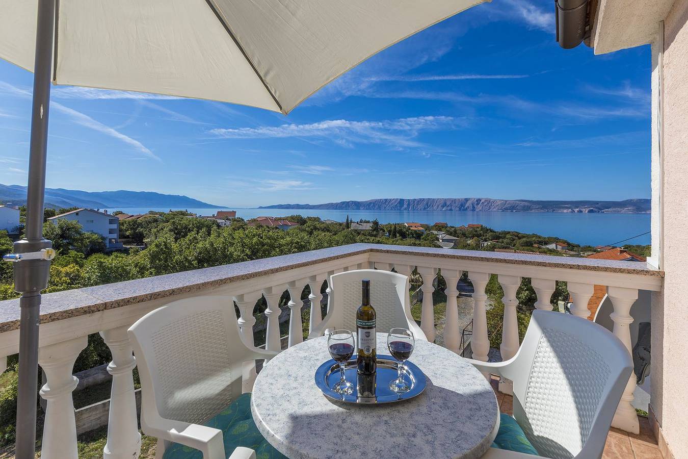 Ganze Wohnung, Mediterranes Apartment nur 470 Meter zum Strand mit Meerblick, Babybett, Grill in Povile, Primorje-Gorski Kotar