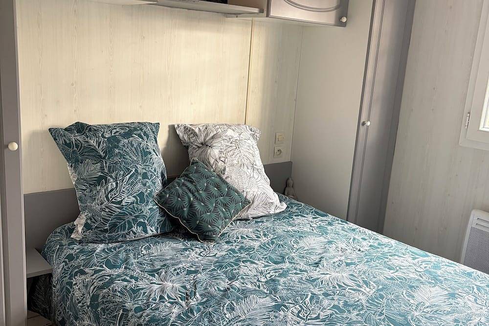 Peaceful 4/5 person chalet ideal for a family holiday with swimming pool in Lissac-sur-Couze, Brive-la-Gaillarde region