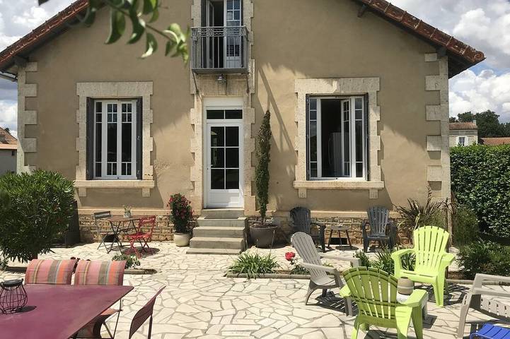 Location de vacances pour 8 personnes, avec balcon ainsi que jacuzzi et jardin à Saint-Yrieix-sur-Charente