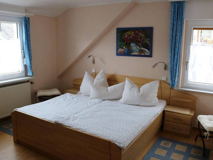 Ferienwohnung für 5 Personen, mit Balkon und Garten sowie Ausblick in Alf