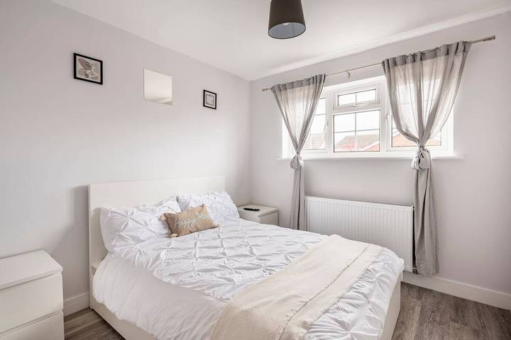 House Sleeps 8 with Hot Tub and Parking in Wivenhoe, Colchester