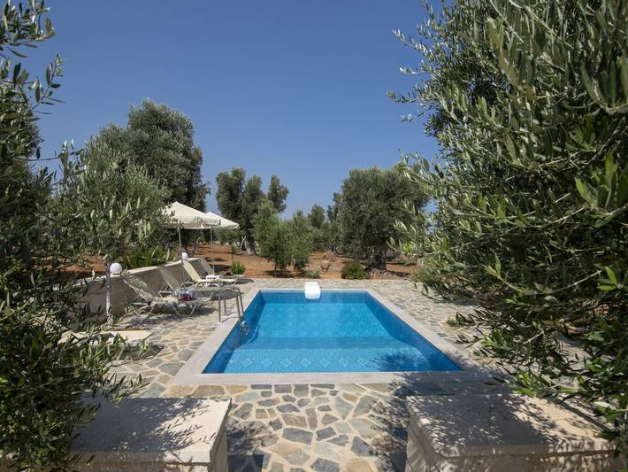 Holiday rental for 3 people, with terrace and garden as well as pool, child-friendly in Rethymnon