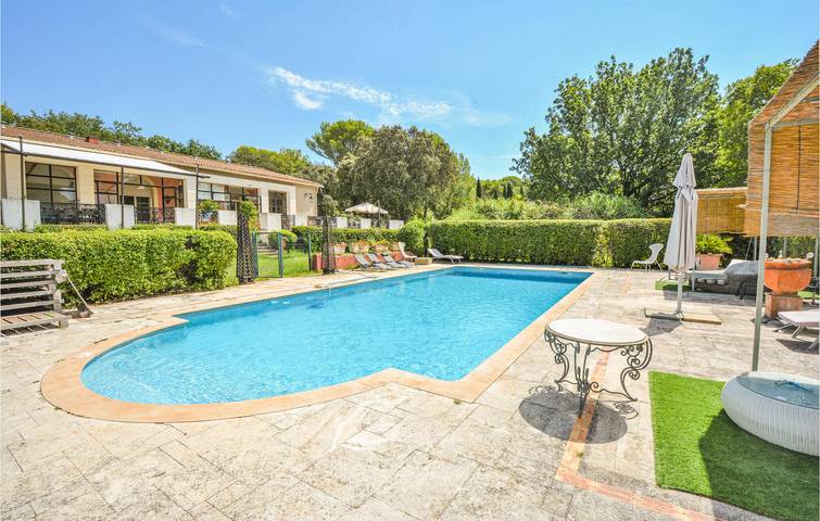 Location de vacances pour 8 personnes, avec terrasse ainsi que jardin et piscine, animaux acceptés à Aubais - 2