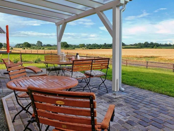 Ferienhaus für 4 Personen, mit Balkon/Terrasse und Whirlpool sowie Terrasse und Garten in Geltinger Bucht - 2