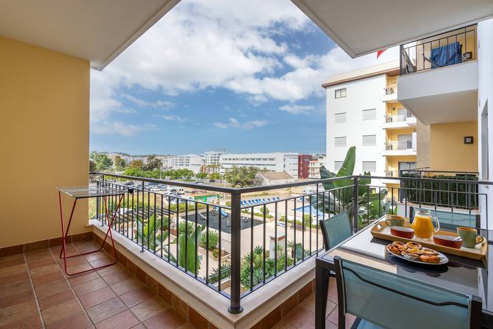 Apartamento inteiro, Apartamento 'Palmeiras De Jv' com piscina partilhada, Wi-Fi e Ar Condicionado in São Sebastião, São Gonçalo de Lagos