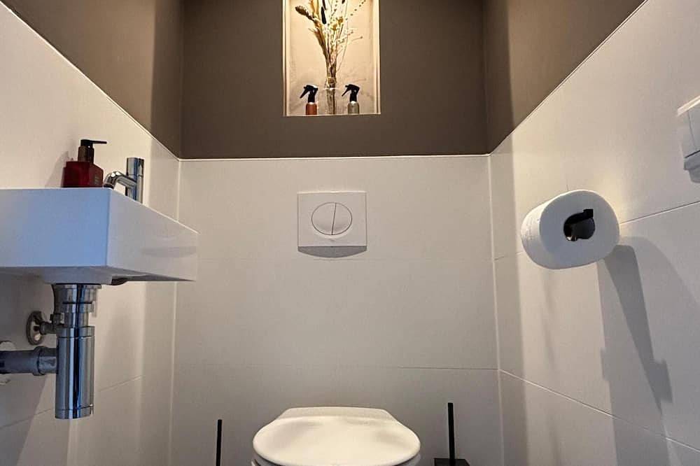 Komfortabeles Ferienhaus (70 m²) für 4 Personen mit Terrasse auf der Südseite.  Dieses frei stehende Ferienhaus mit überdachter Terrasse befindet sich in einer Top-Lage im Wald und bietet eine schöne Aussicht. in Harderwijk, Veluwe