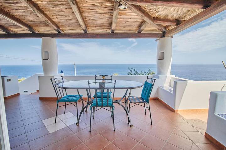 Villa pour 6 personnes, avec Balcon et Terrasse ainsi que Jardin et Vue dans Salina