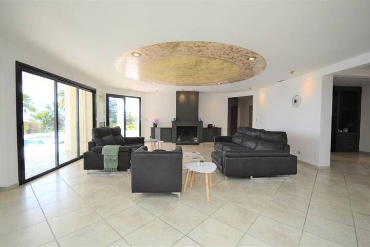 Location de vacances pour 12 personnes, avec terrasse et jardin ainsi que vue et piscine, animaux acceptés dans Croix Des Gardes - 2
