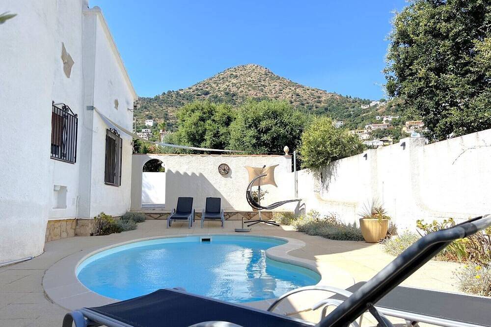 Holiday house in a quiet location, sea view, private pool, near the beach in El Mas Fumats, Roses