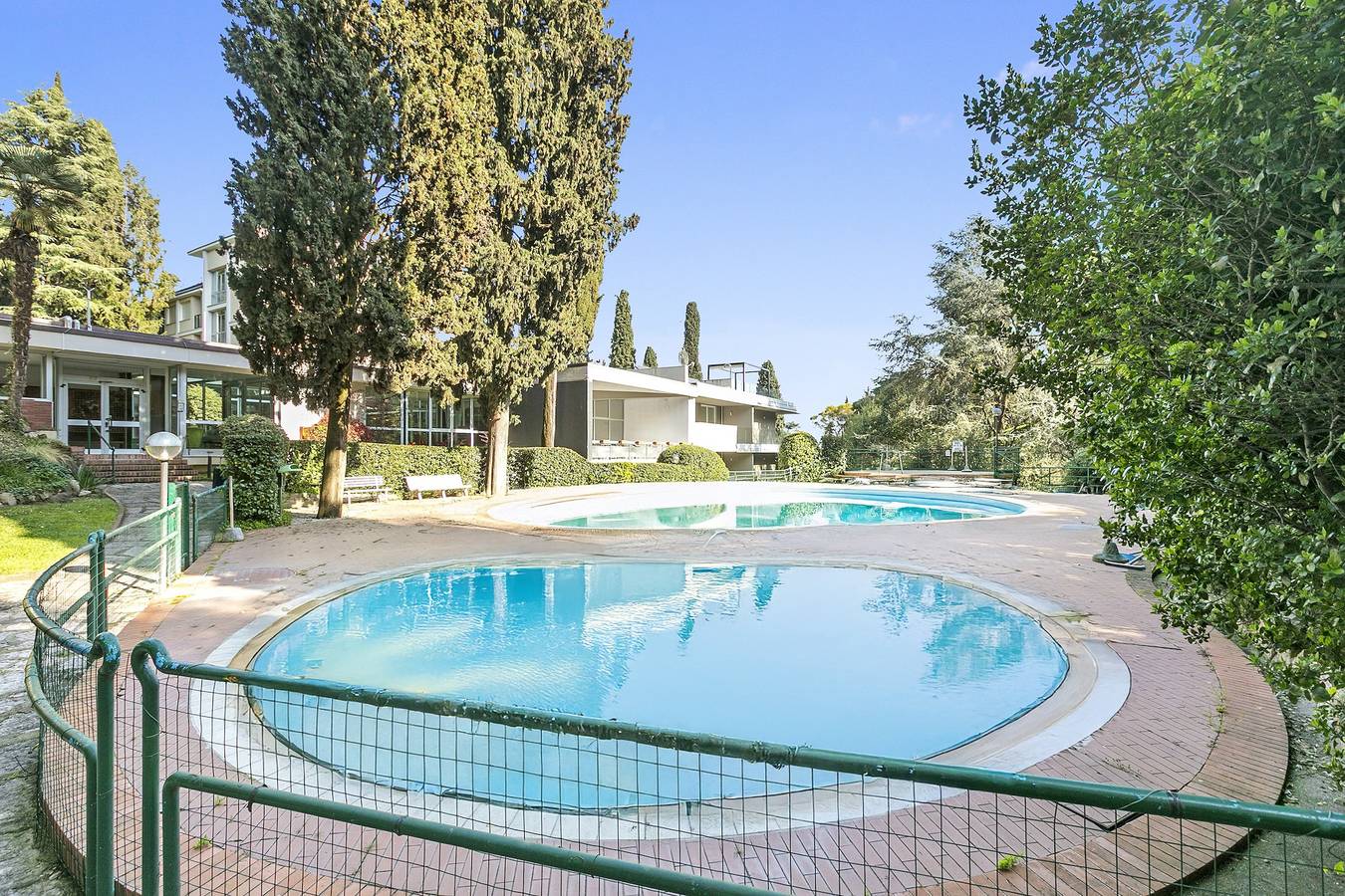Ganze Wohnung, Luxury Apt 402 with Pool & Lake View in Gardone Riviera, Gardasee-Berge