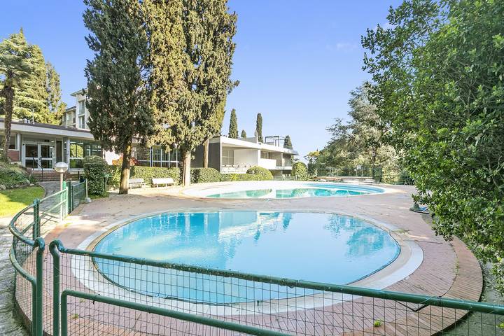 Ferienwohnung für 3 Personen, mit Pool und Balkon sowie Seeblick in Gardone Riviera