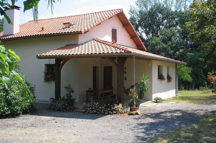 Gîte pour 8 personnes, avec terrasse et jardin