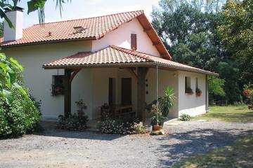 Gîte pour 8 personnes, avec terrasse et jardin à Bégaar
