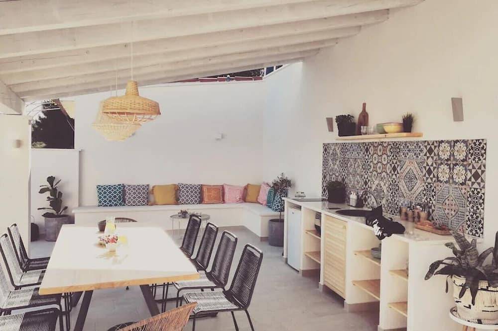 Entire apartment, Chic apartment for 2, beautiful location near Trogir, close to the beach, heated pool in Seget Vranjica, Split-Dalmatia