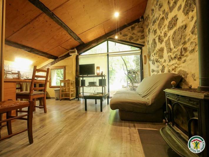 Gîte pour 3 personnes, avec piscine et sauna ainsi que jardin et terrasse