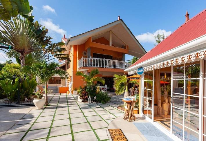Maison d’hôte pour 2 personnes, avec bassin pour enfant ainsi que piscine et jardin