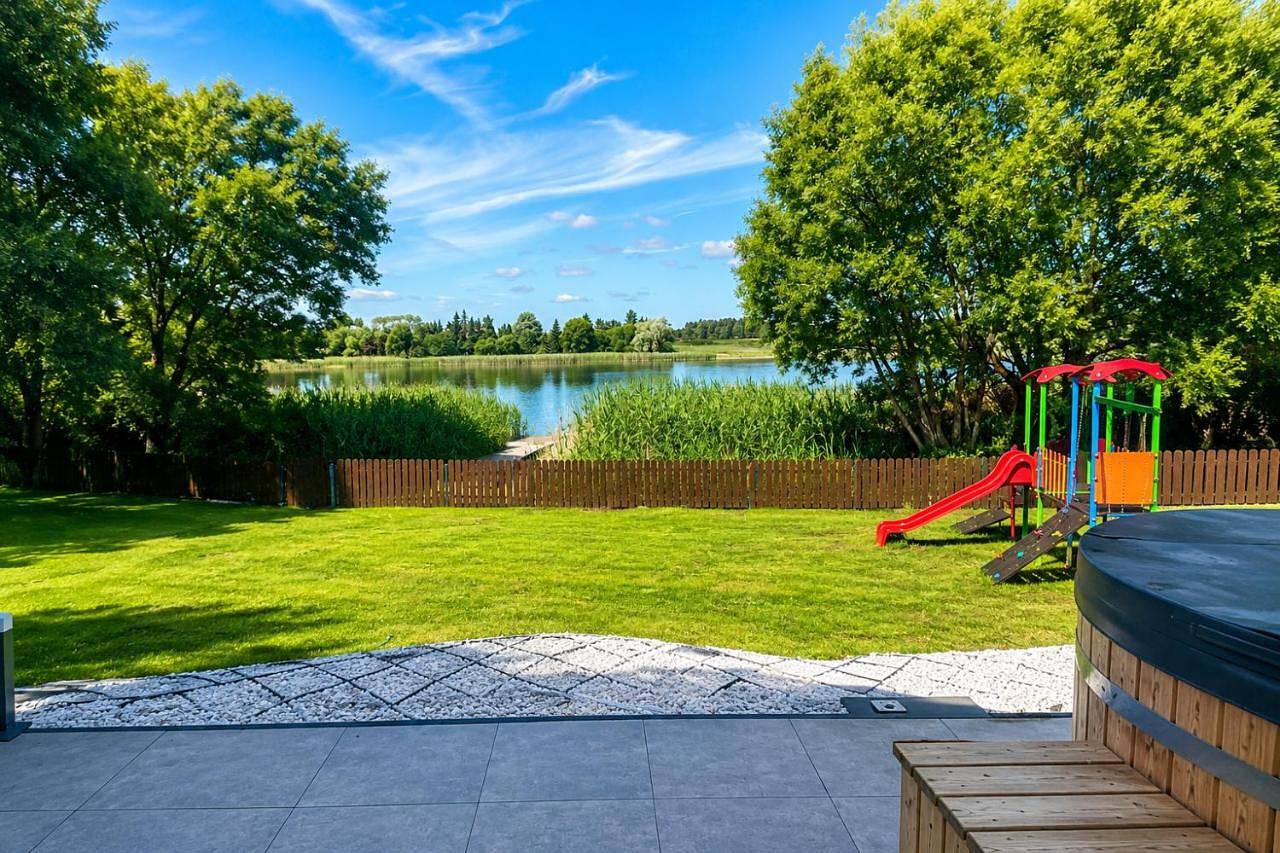 Nad Samą Wodą Villa Luksusowy dom nad Jeziorem z prywatnym pomostem i jacuzzi in Pasym, Mazury