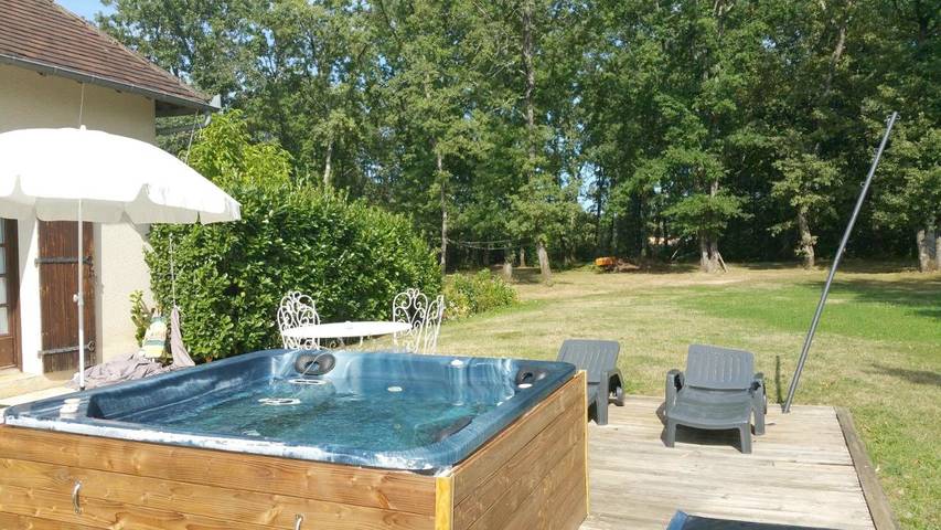 Chambre d’hôte pour 4 personnes, avec Jacuzzi et Terrasse ainsi que Jardin et Vue sur le lac à Sainte-Alvère