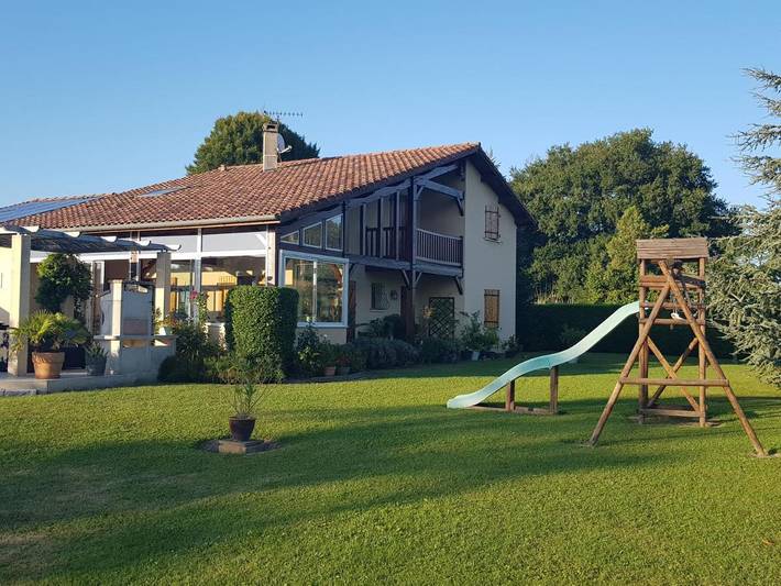 Gîte pour 8 personnes, avec jardin et vue à Serres-Gaston