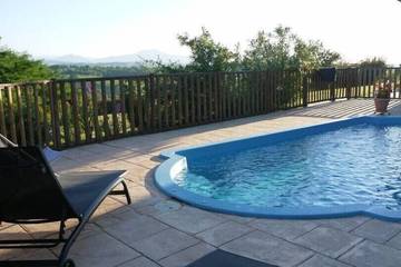 Gîte pour 7 personnes, avec terrasse ainsi que piscine et jardin, animaux acceptés à Halsou