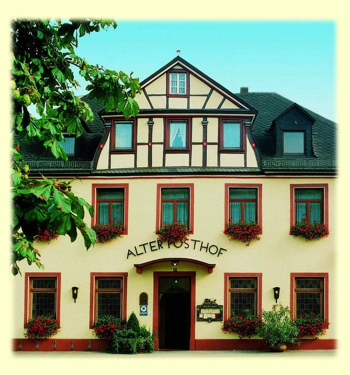 Hotel, mit Terrasse und Garten in Spay (Rhein-Mosel)