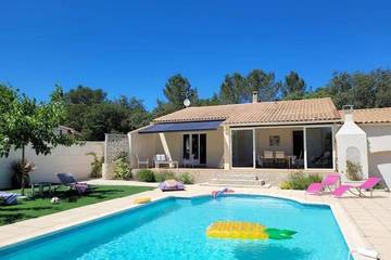 Gîte pour 6 personnes, avec jacuzzi et terrasse ainsi que jardin et piscine à Poulx