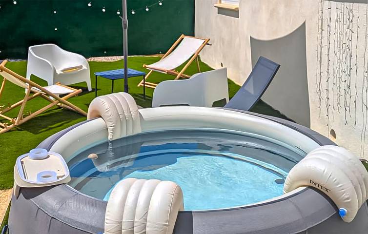 Location de vacances pour 6 personnes, avec terrasse et jardin à Saint-Étienne-de-Fontbellon