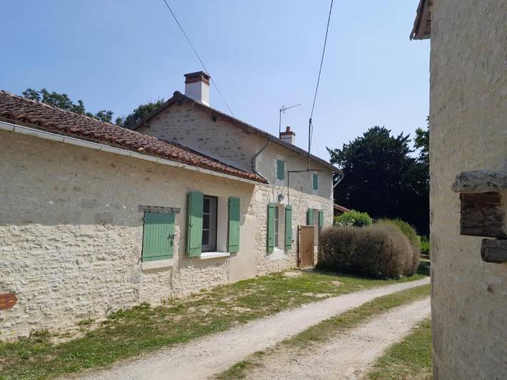 Location de vacances pour 8 personnes, avec jardin et piscine à Saint-Martin-l'Ars - 2
