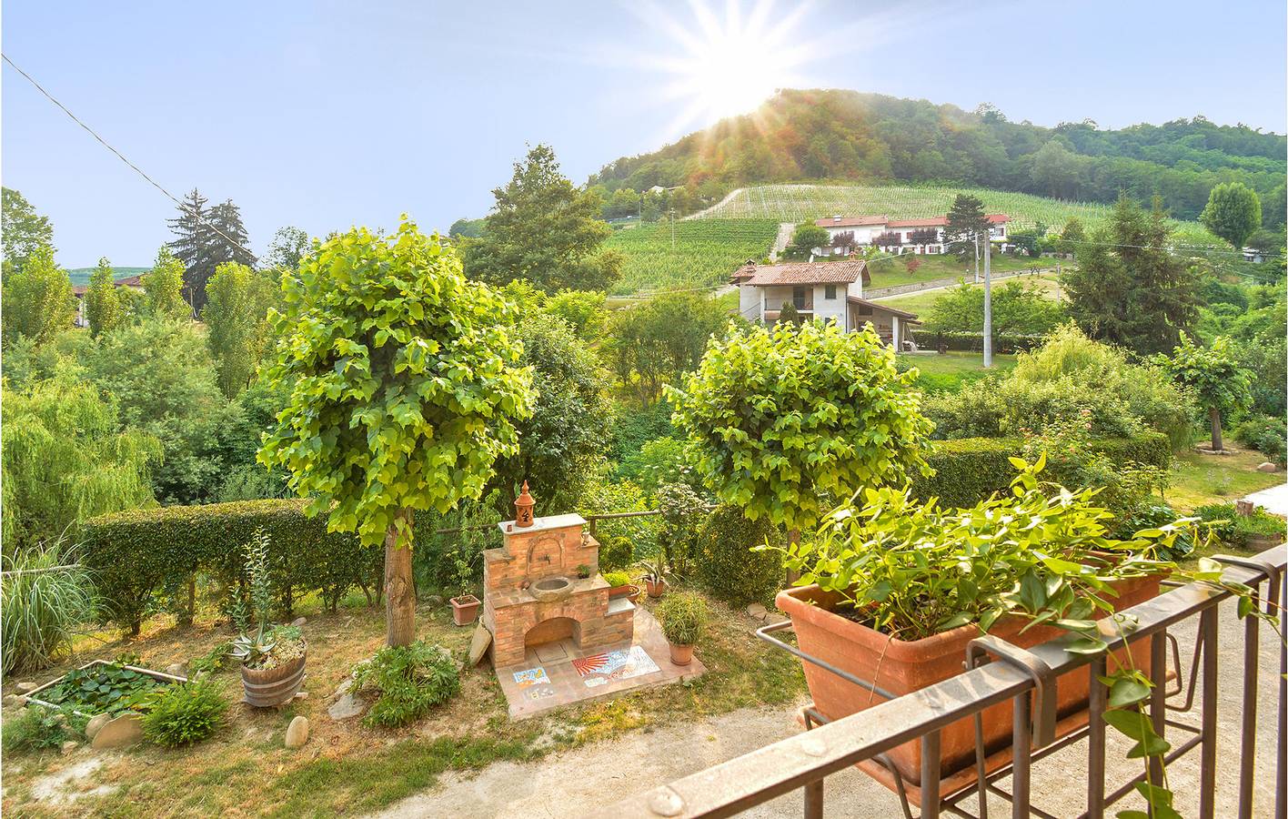 Appartamento intero, Appartamento nel centro città con parcheggio e internet in Monforte d'Alba, Langhe