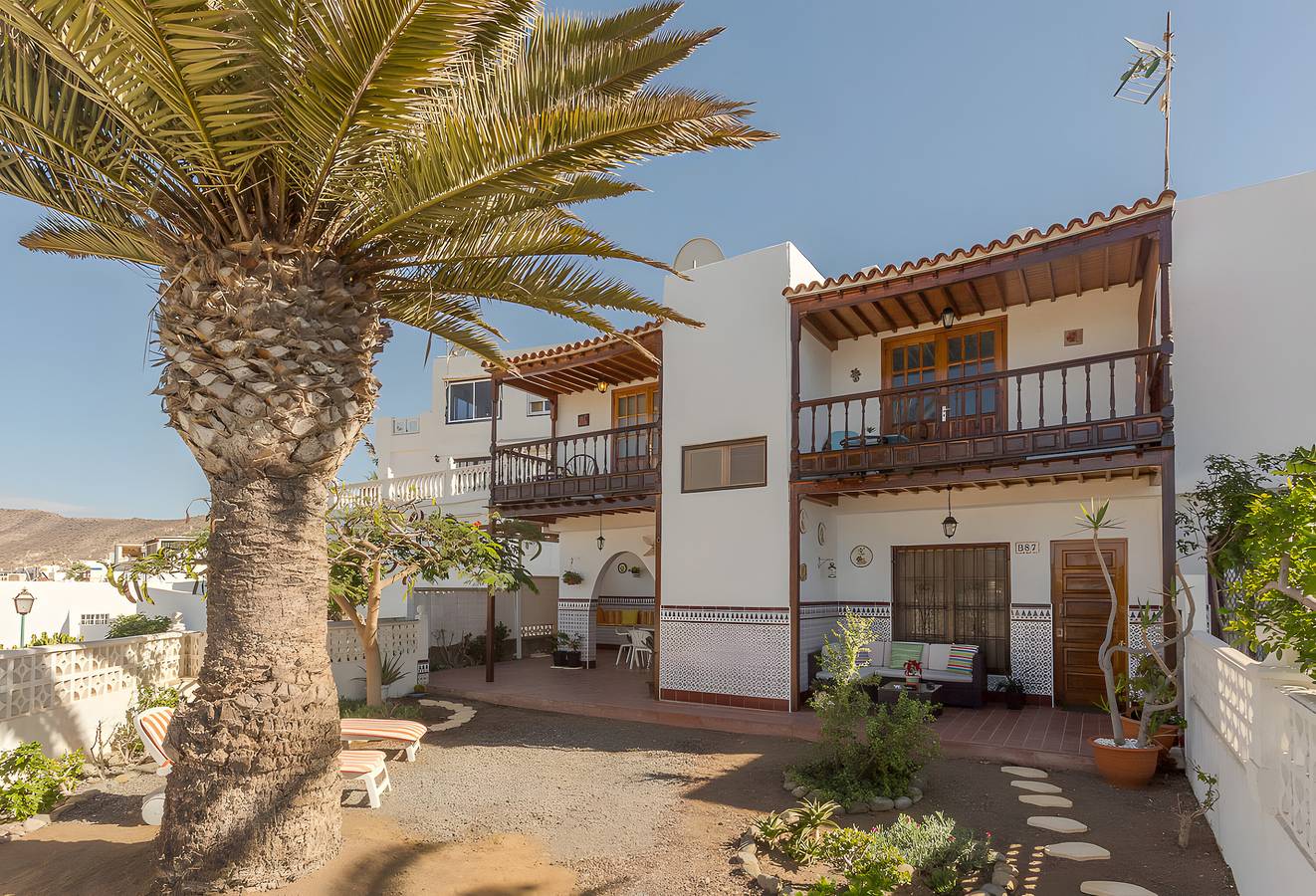 Casa de vacaciones 'Atardecer En Caideros' con vistas al mar, piscina compartida y Wi-Fi in La Verga, Mogán