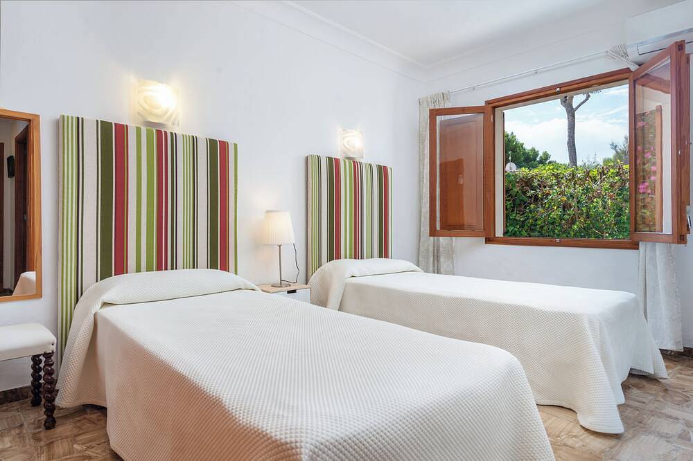 Die Villa Bugambilia liegt nur 50 m von einem langen Sandstrand entfernt. in Playa de Muro, Muro