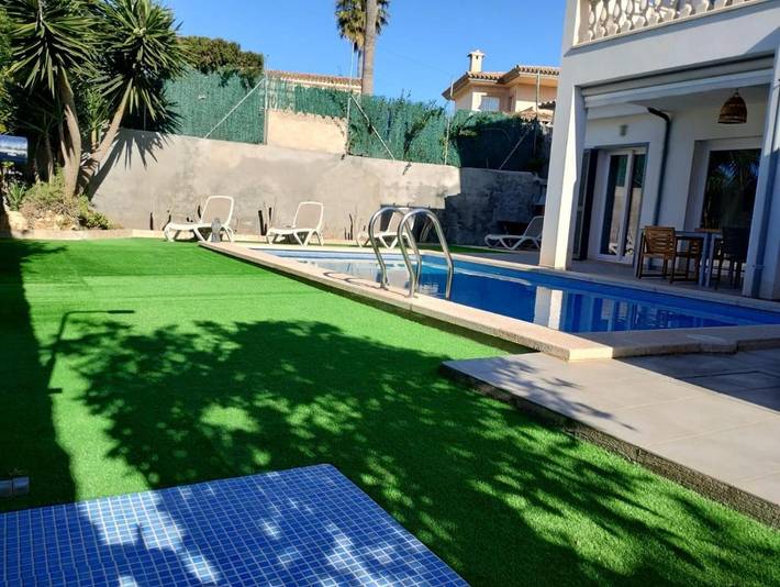 Location de vacances pour 8 personnes, avec piscine ainsi que jardin et vue à Cala Bona - 3